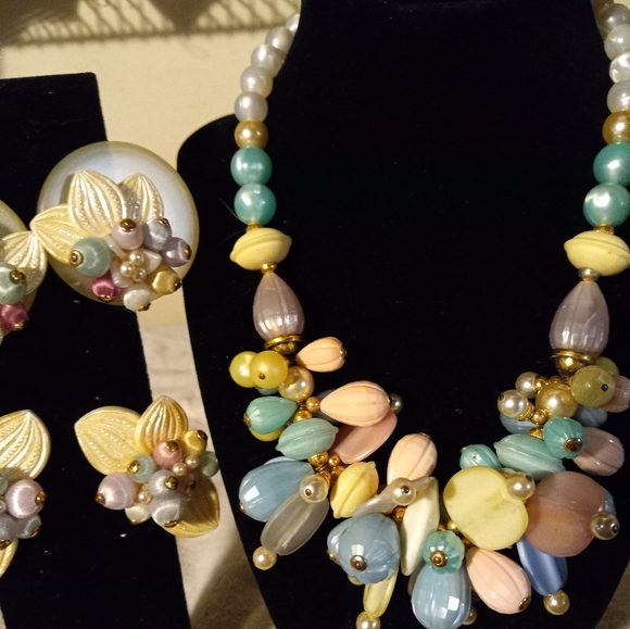 Used,not new 3pc jewerly set. 16in necklace chunky bubble plastic beads&earrings - Picture 2 of 3